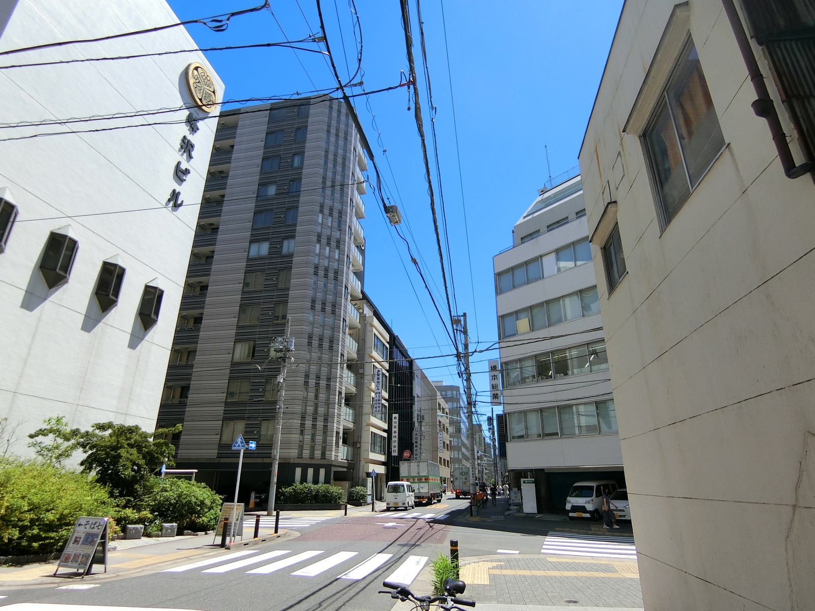 峰沢ビル前面の通り