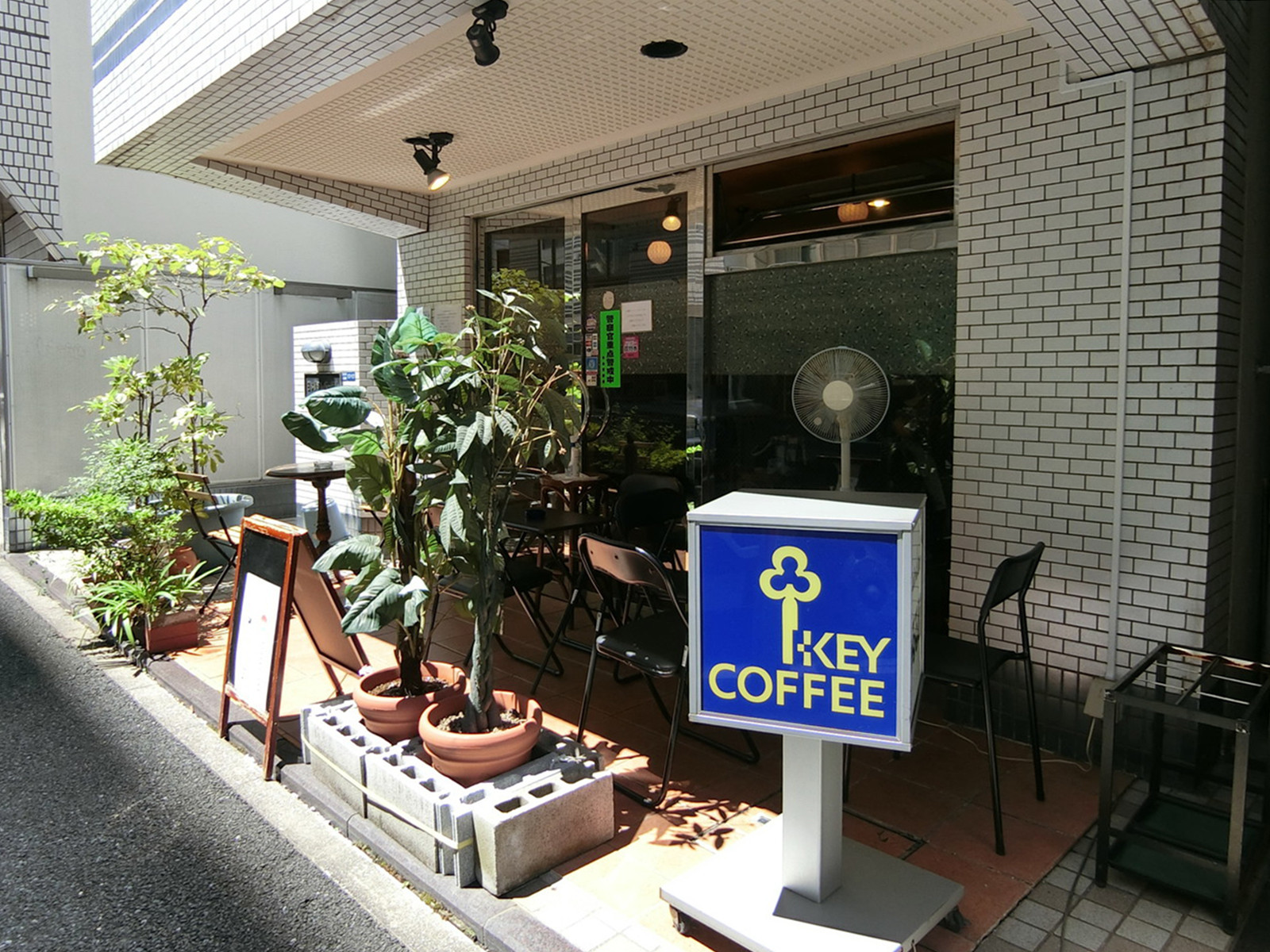 周辺には飲食店が点在