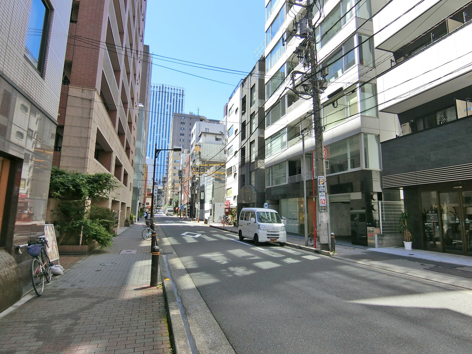 銀座アルカビル前面の通り