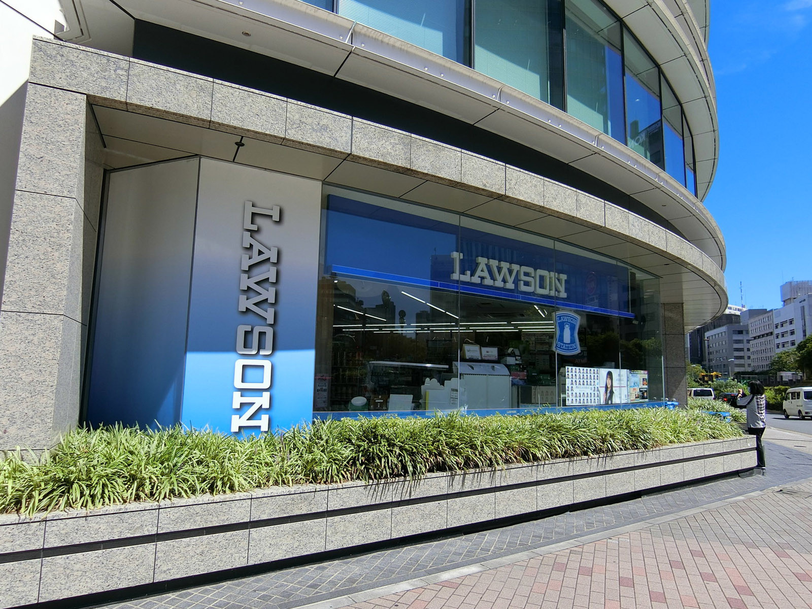 徒歩1分のローソン 東銀座駅前店