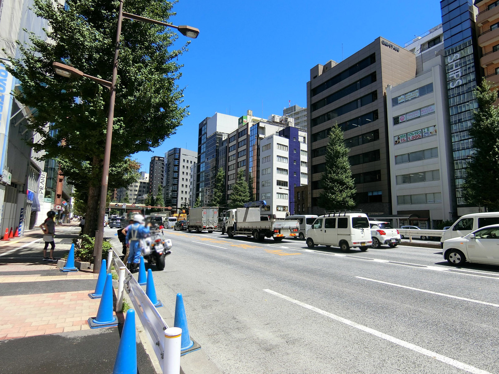 銀座吉澤ビル前面の昭和通り