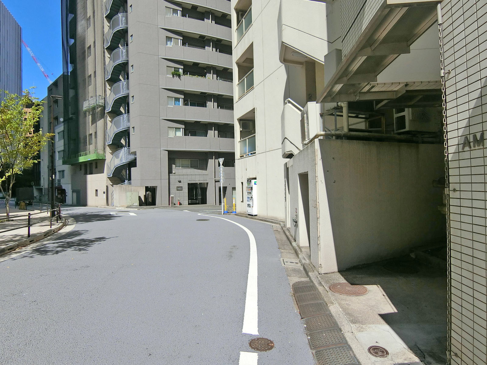 AMビル前面の通り