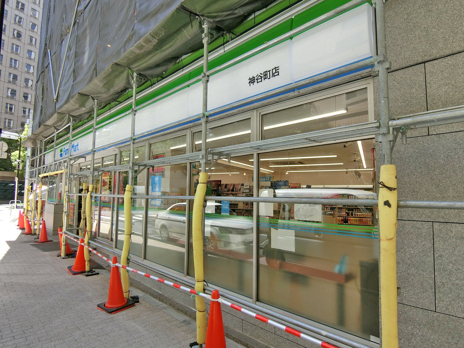 徒歩1分のファミリーマート神谷町店