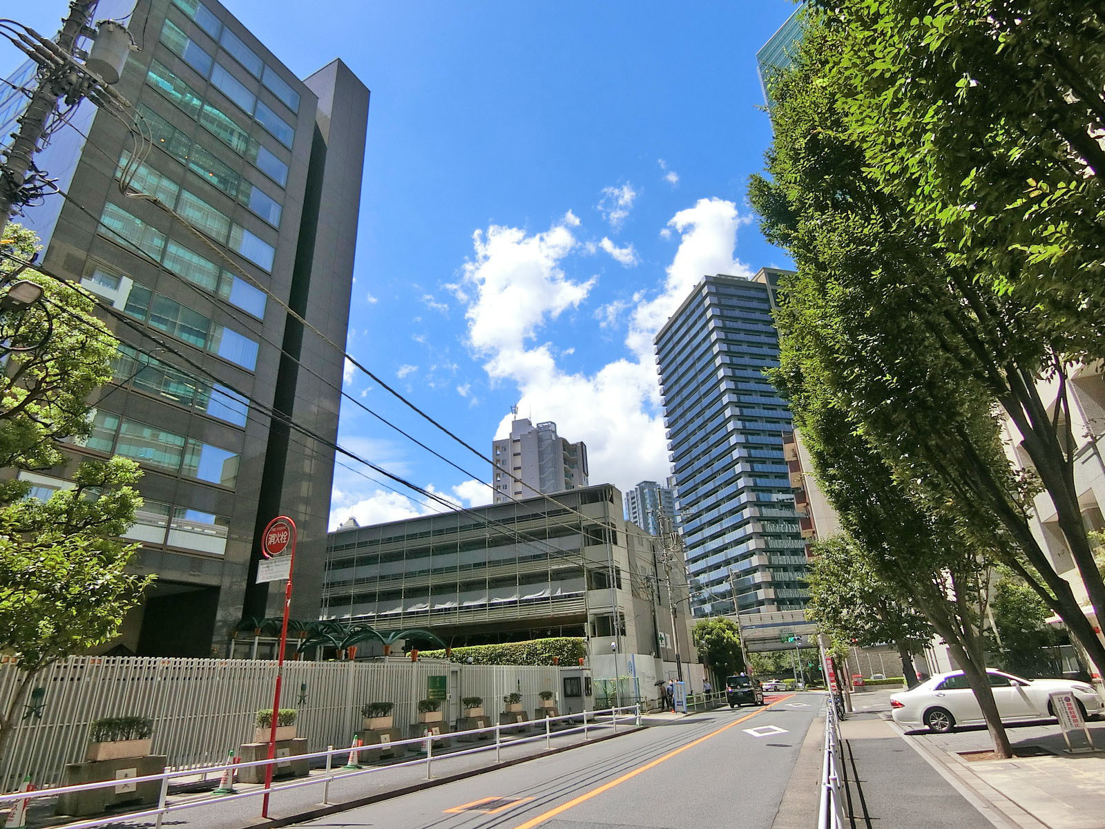 周辺はオフィスや店舗が多いエリア