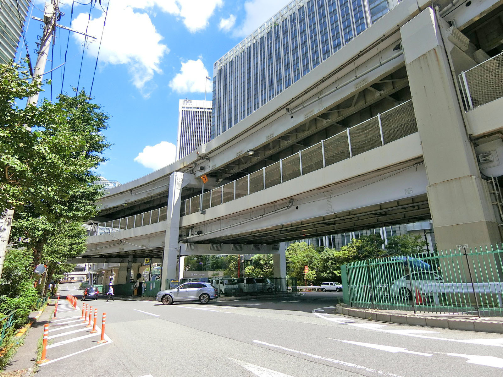 麻布通り沿いに立地