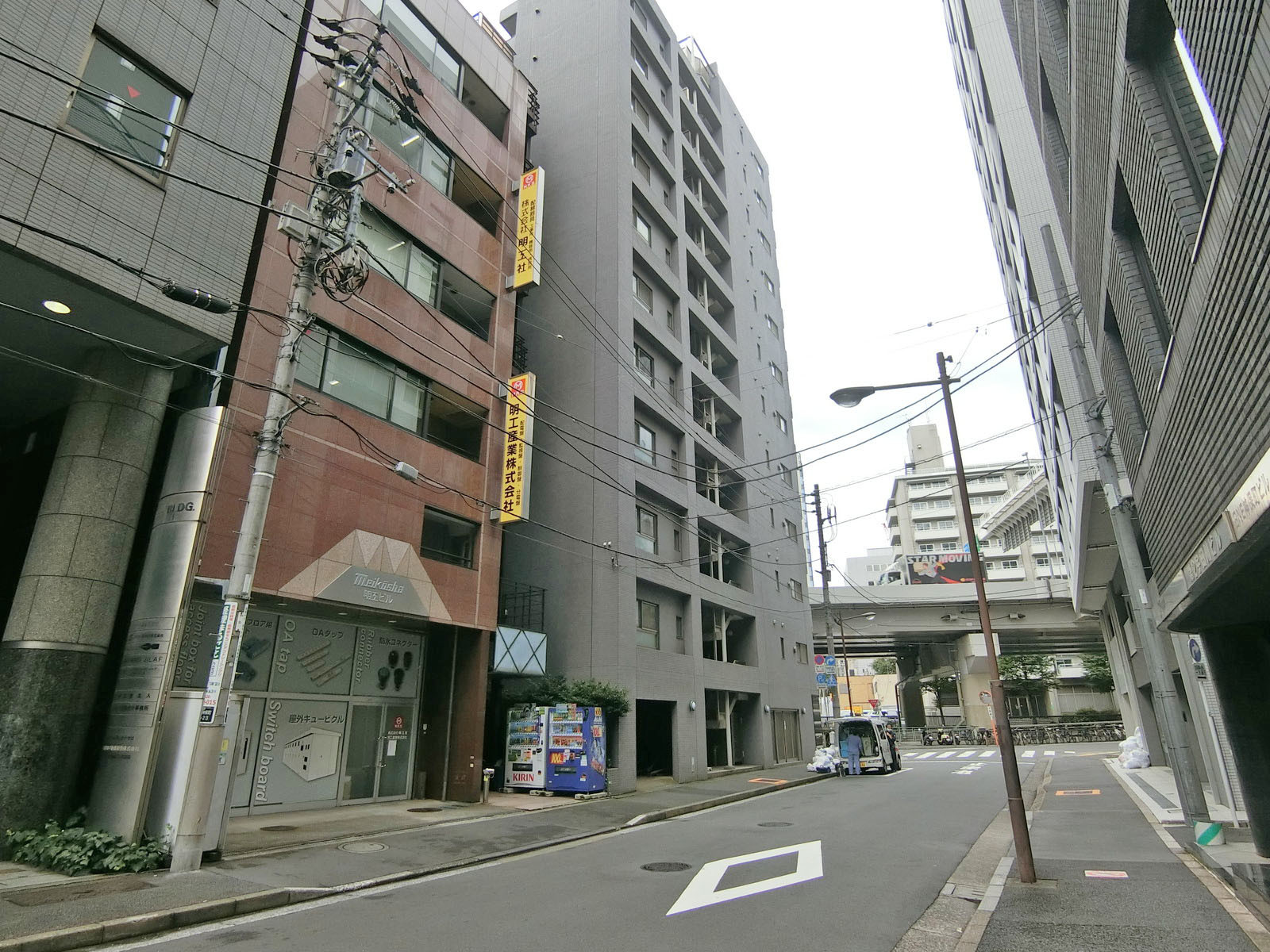周辺はオフィス街