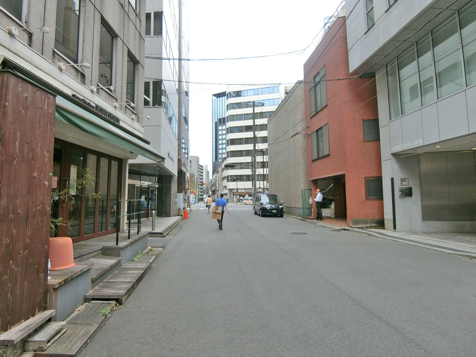 幸保ビル前面の通り