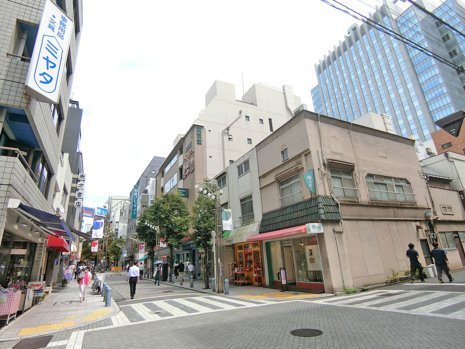 周辺はオフィスや店舗が多いエリア