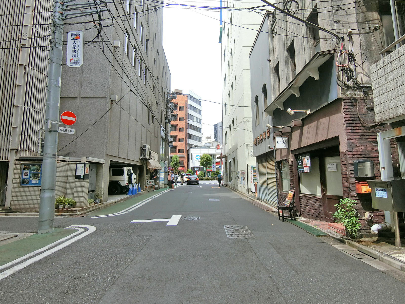 ミヤタビル前面の通り