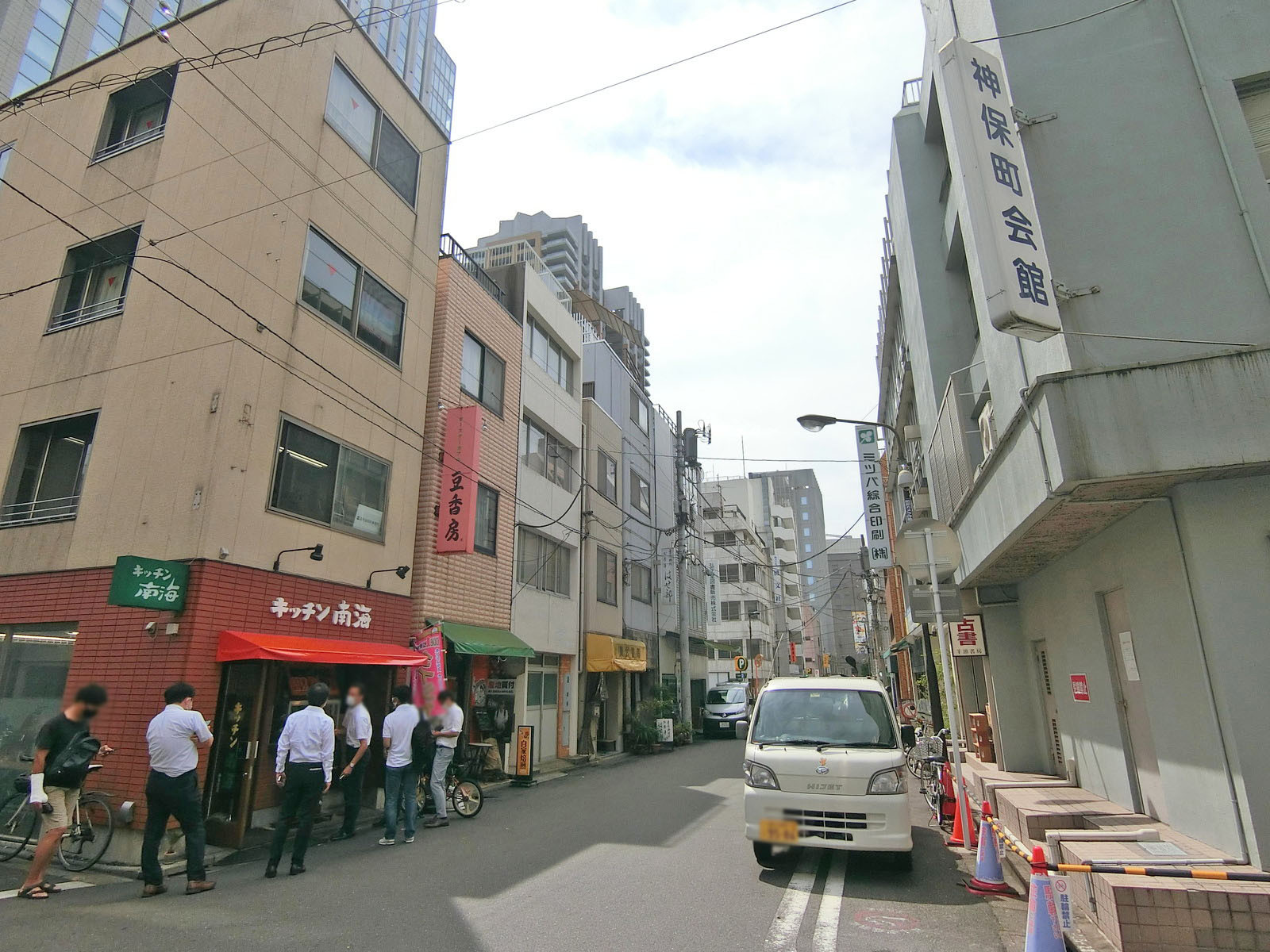 周辺はオフィスや店舗が多いエリア