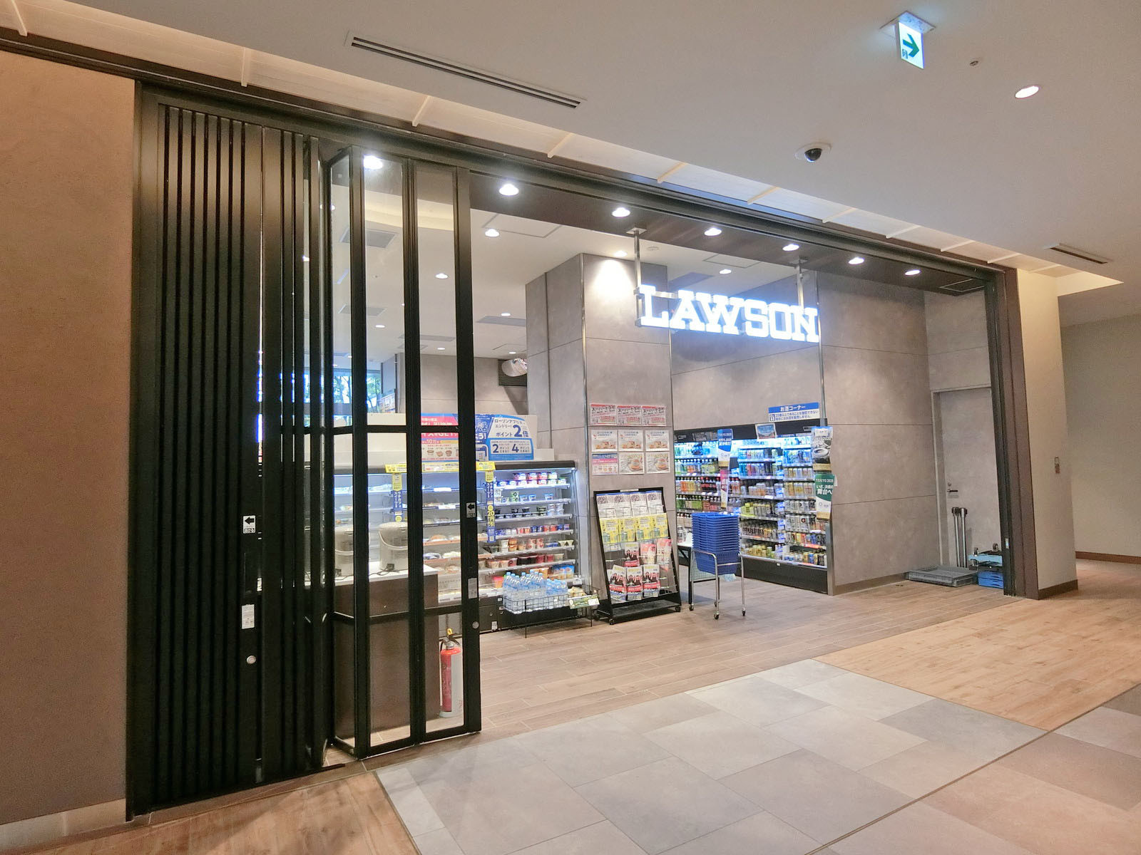 徒歩3分のローソン神田スクエア店