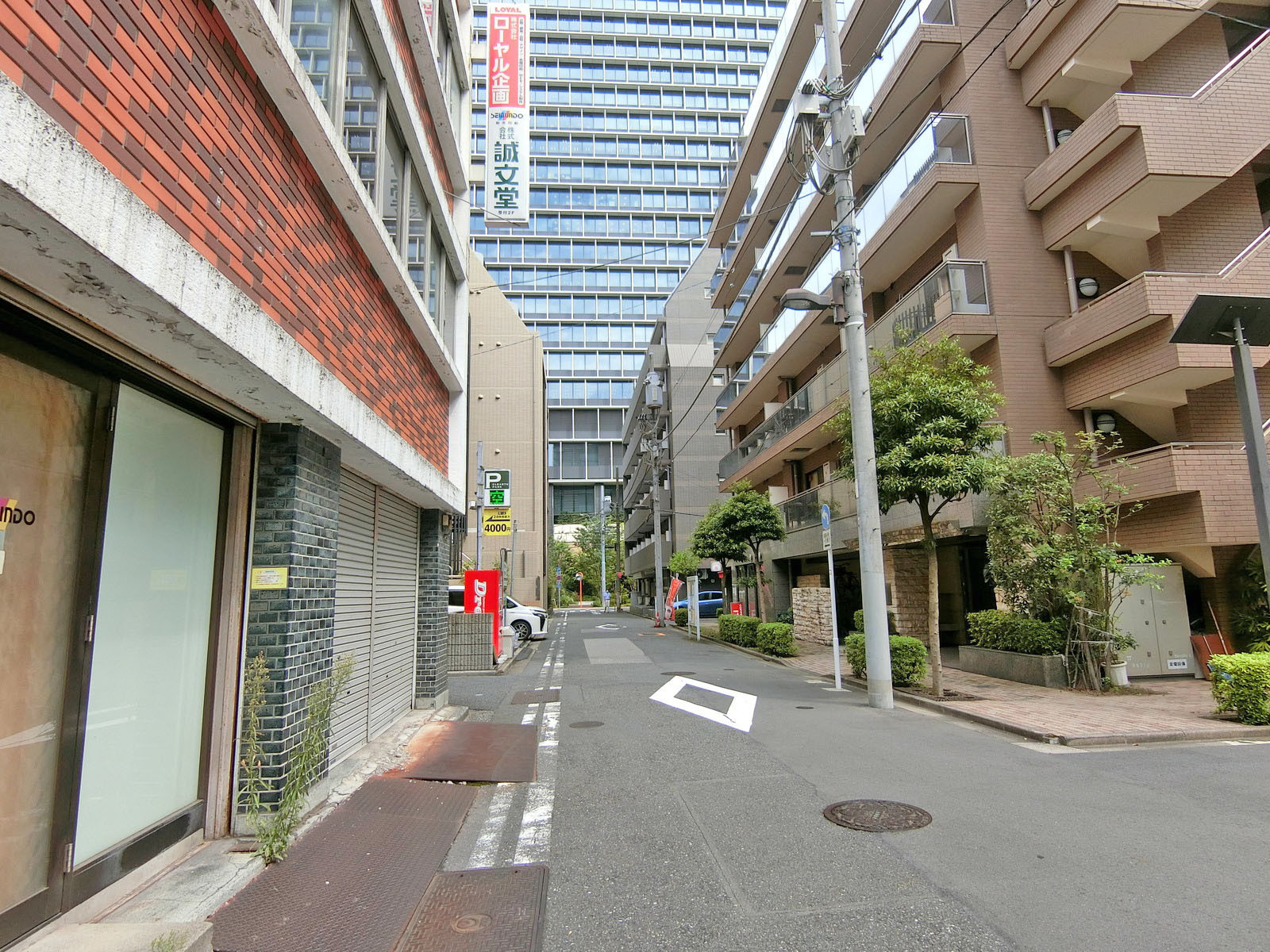 NSビル前面の通り