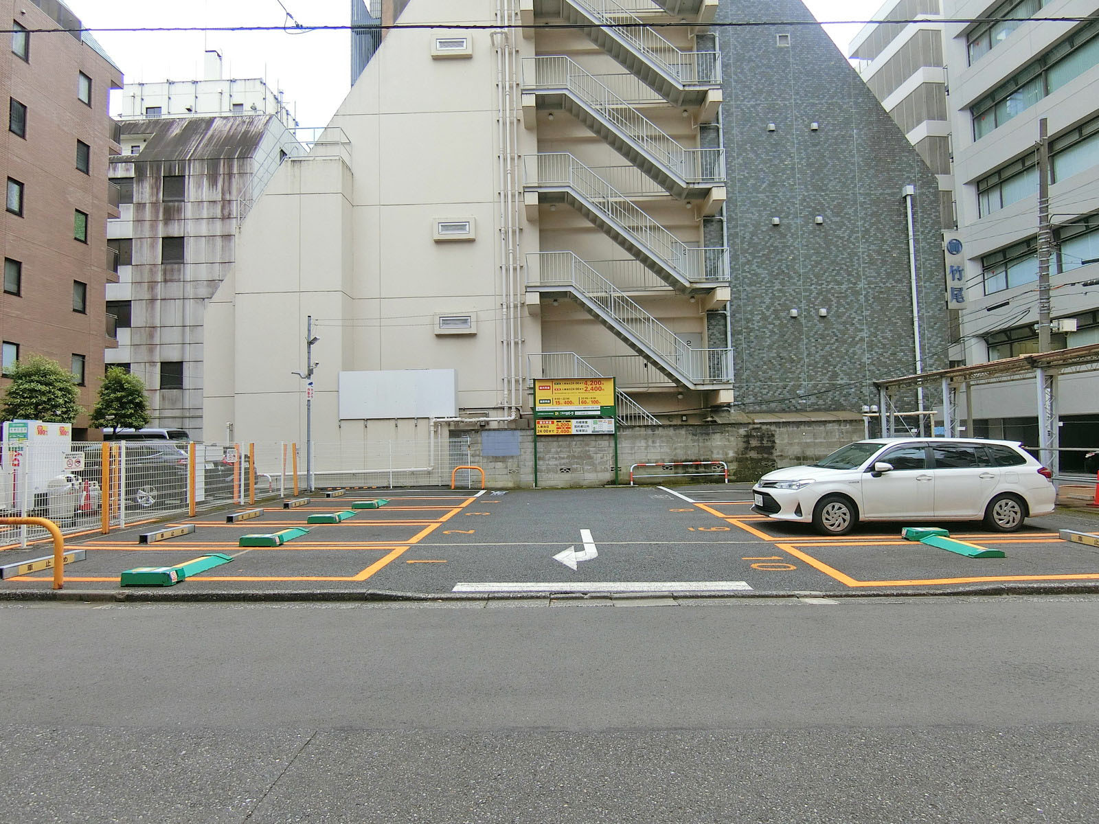 向かいのコインパーキング
