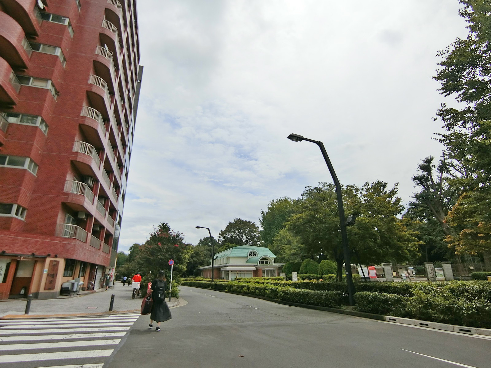 霞ビル前面の通り