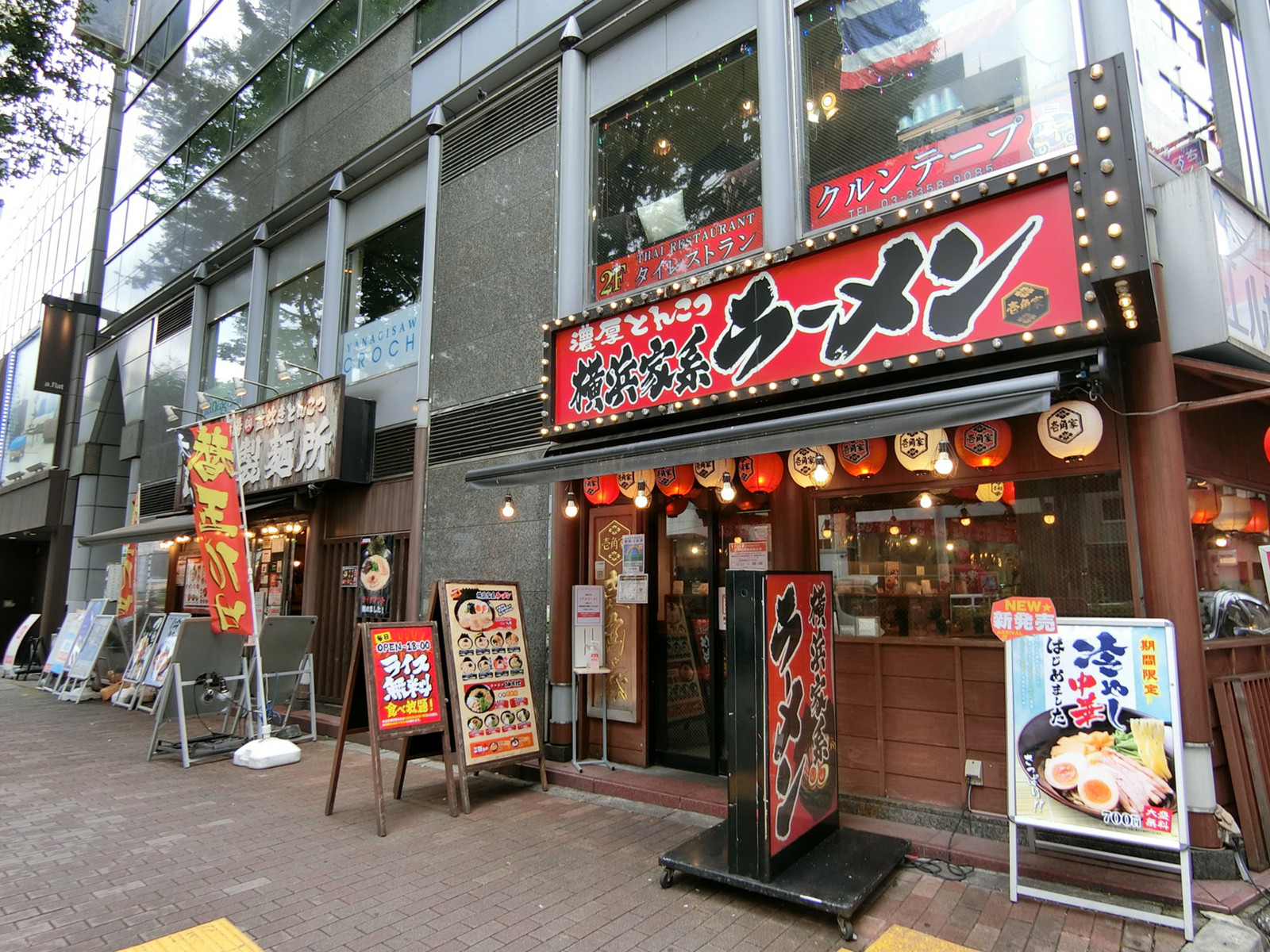 周辺には飲食店が複数あり