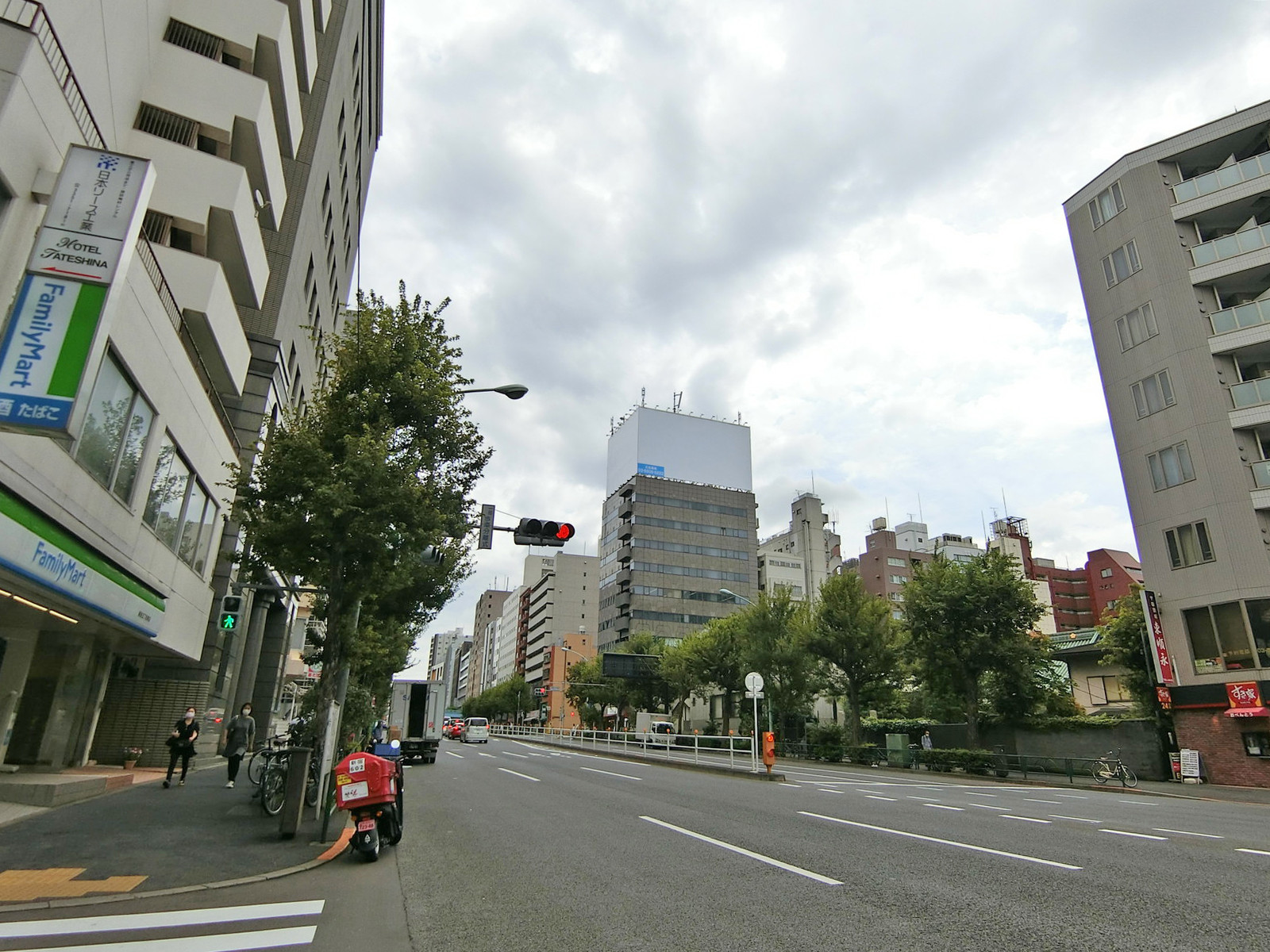 付近の靖国通り