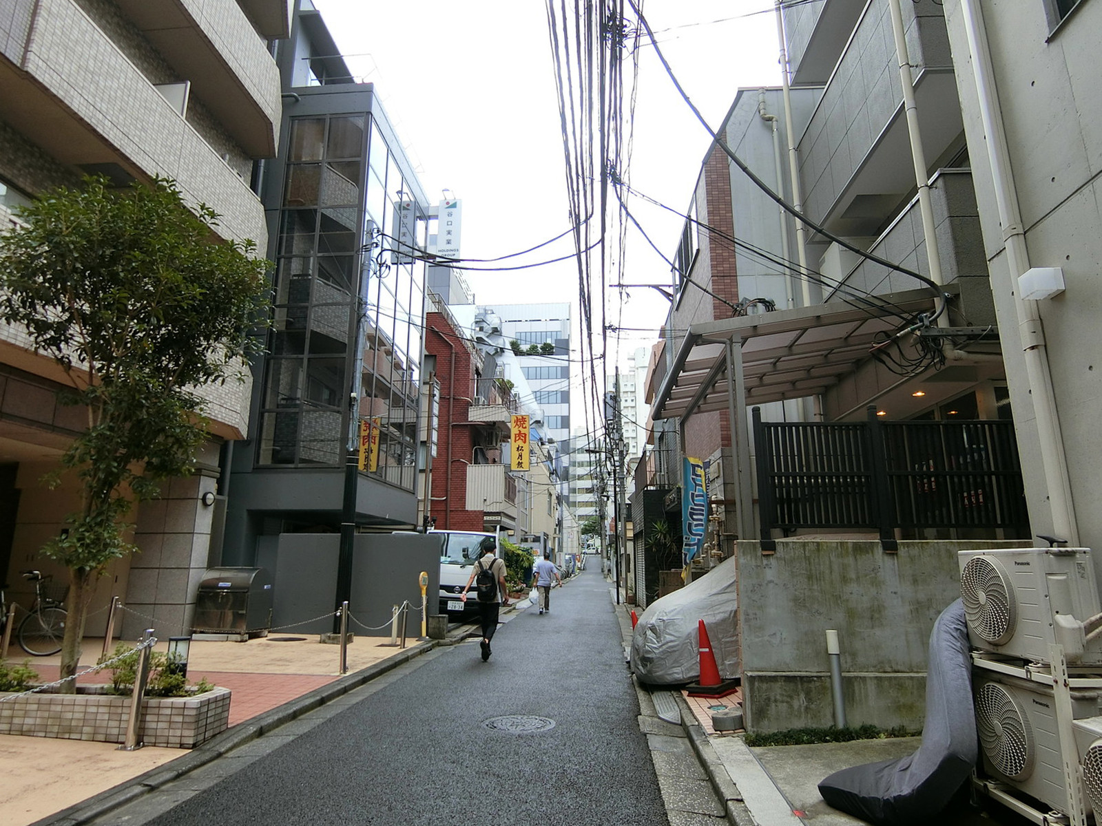 IDO新宿ビル前面の通り