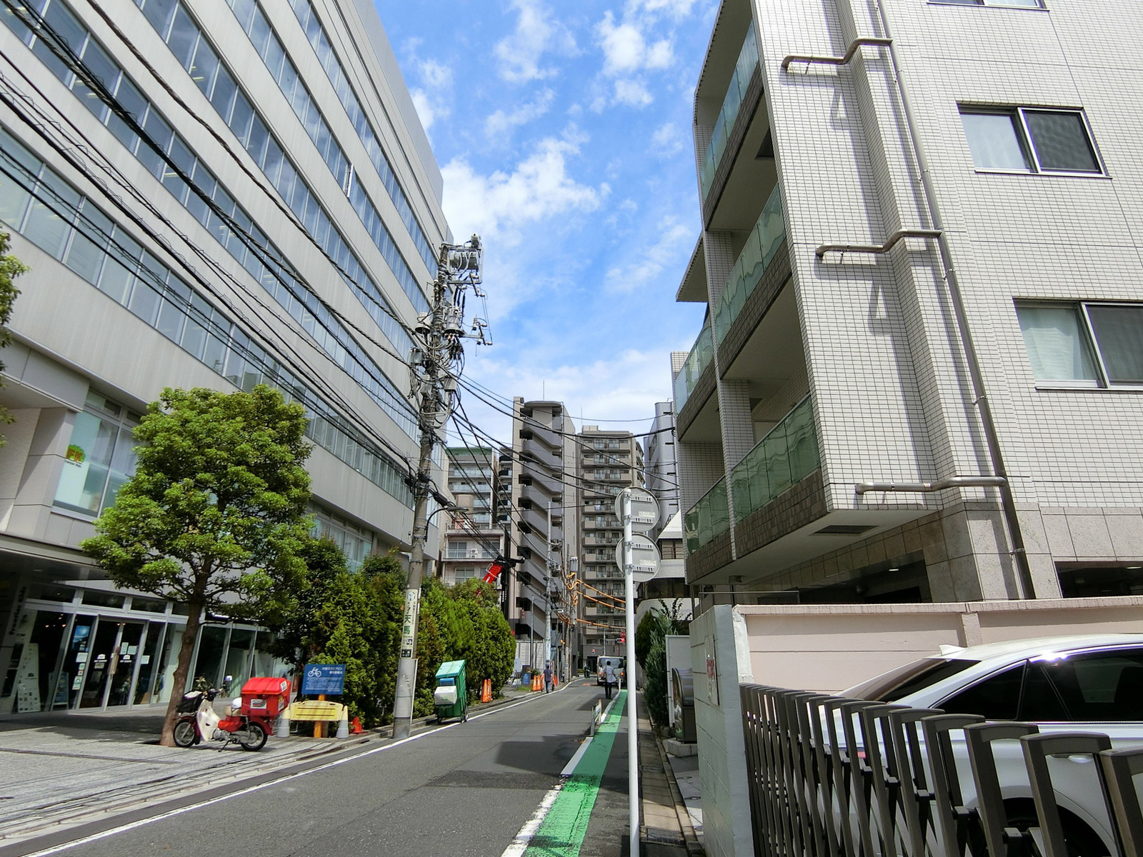 新宿スクエア前面の通り