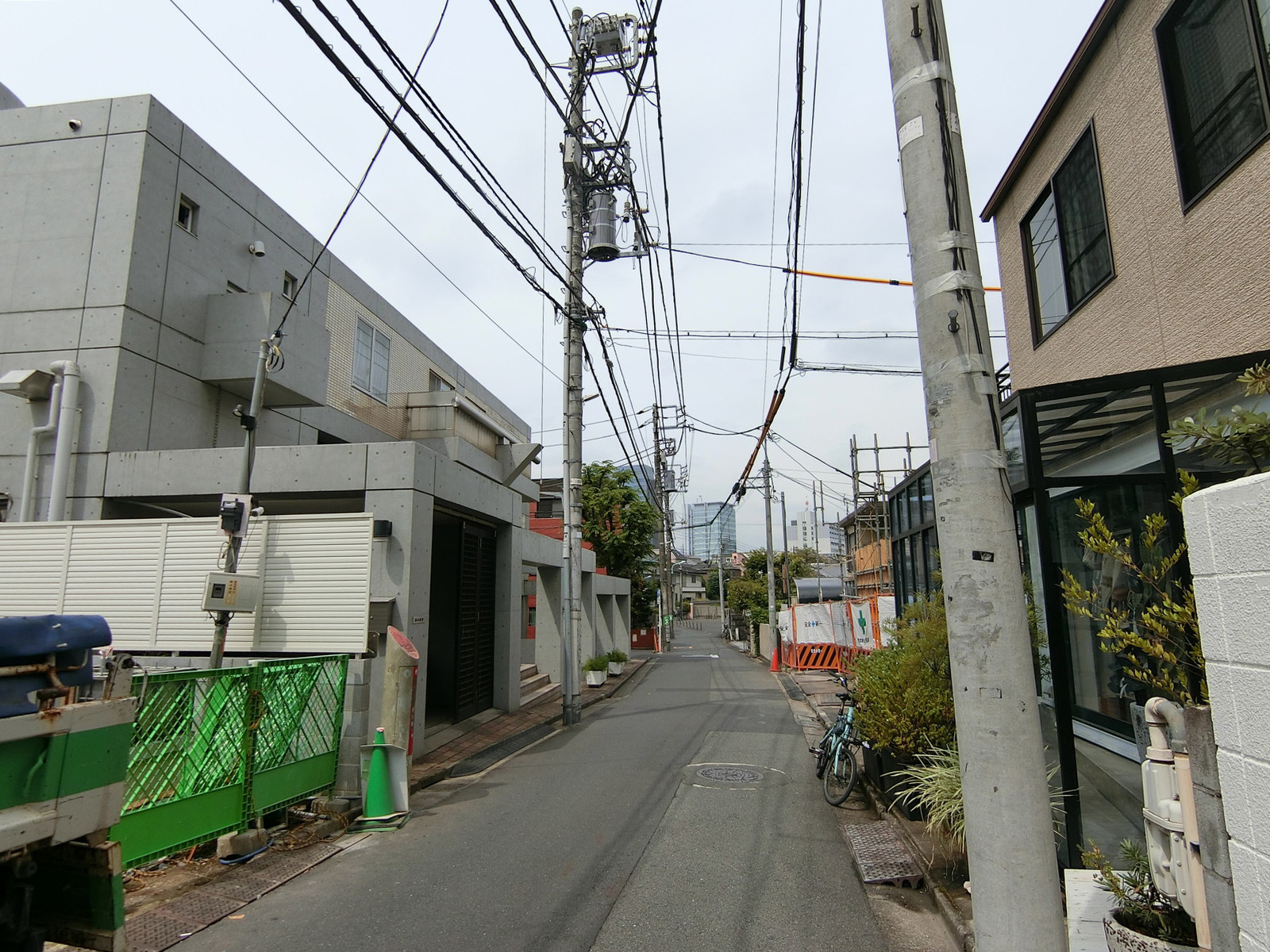 GREEN'S WELL前面の通り