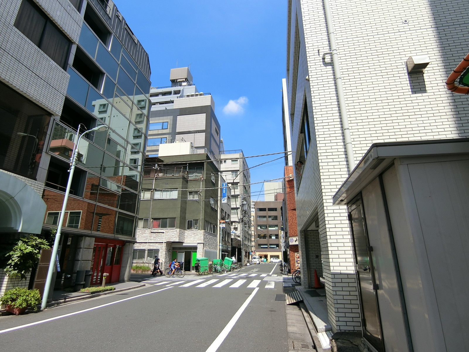 中為ビル前面の通り