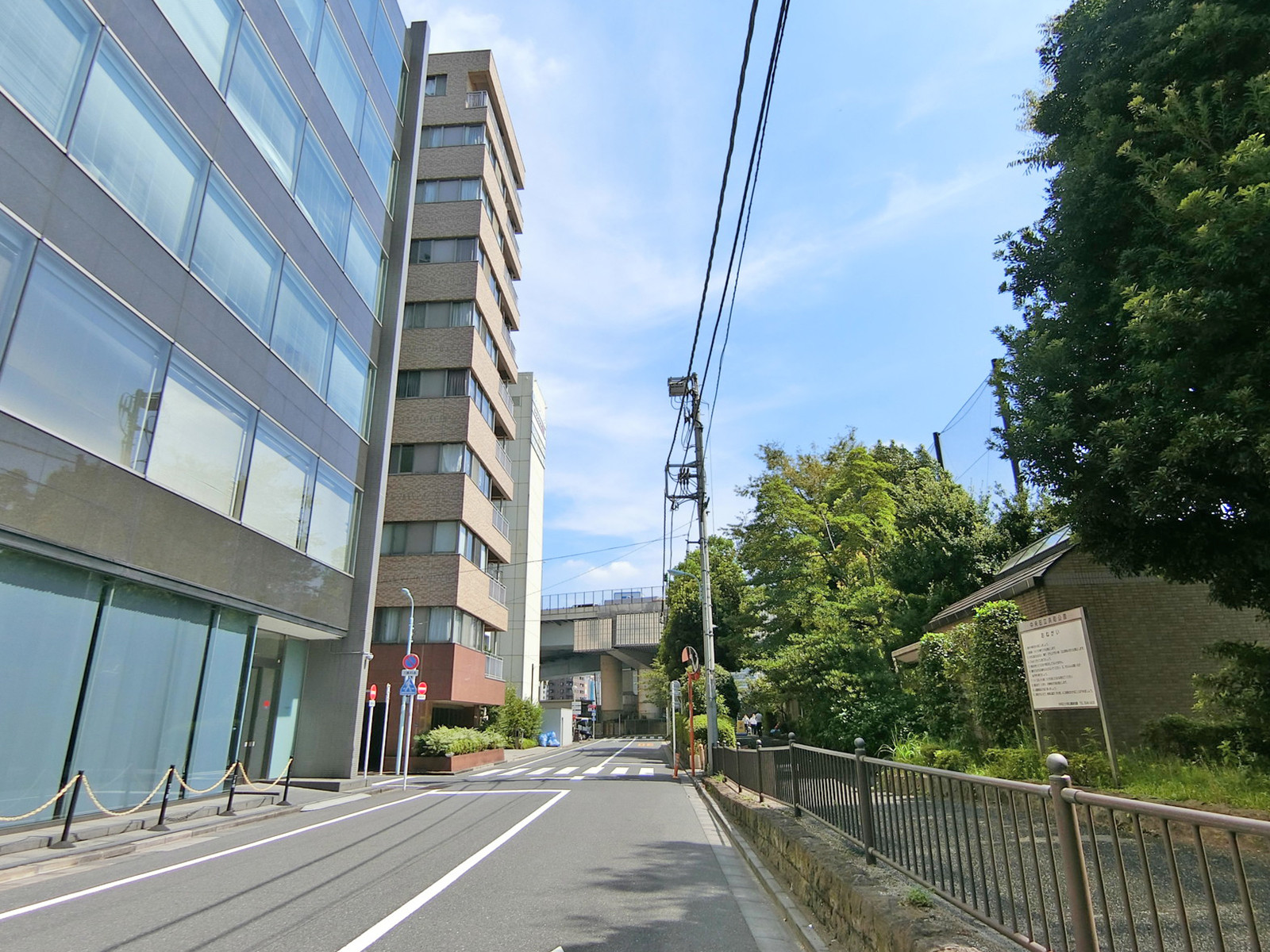 中為ビル前面の通り