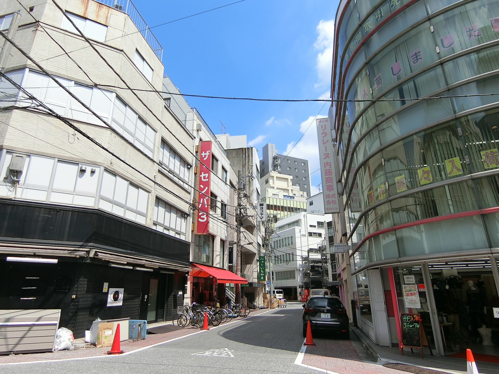 周辺は衣料品問屋が立ち並ぶエリア