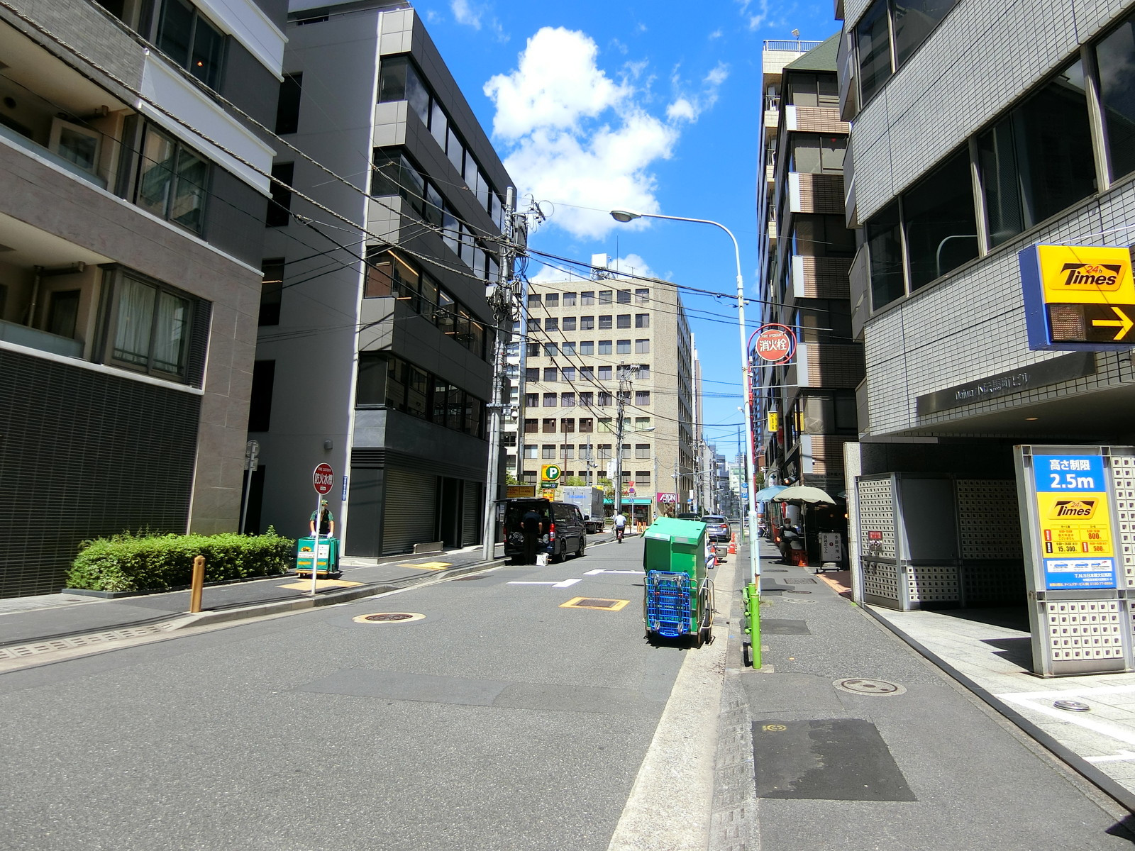 Daiwa小伝馬町ビル前面の通り