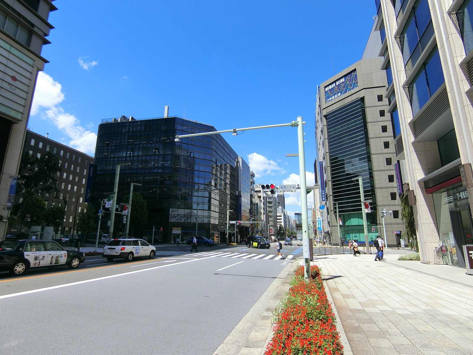 OVOL日本橋前面の通り中央通り