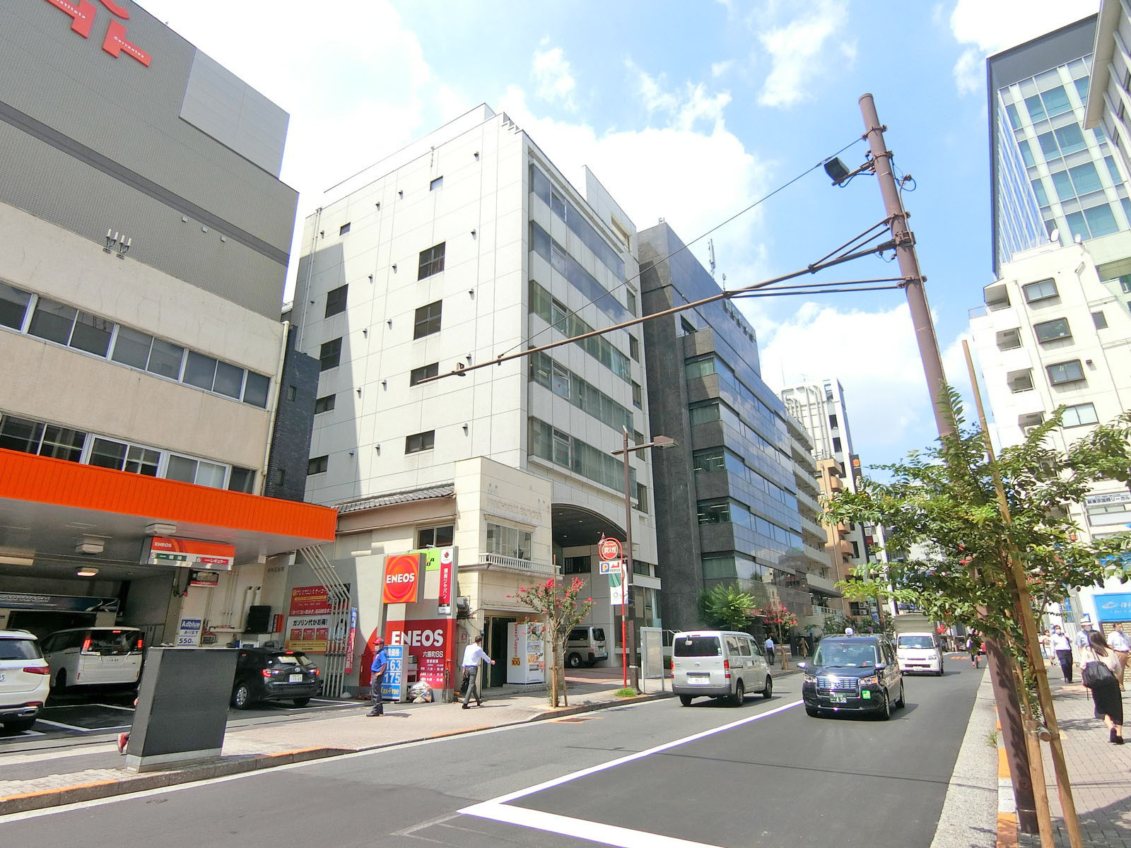 周辺はオフィスや店舗が多いエリア