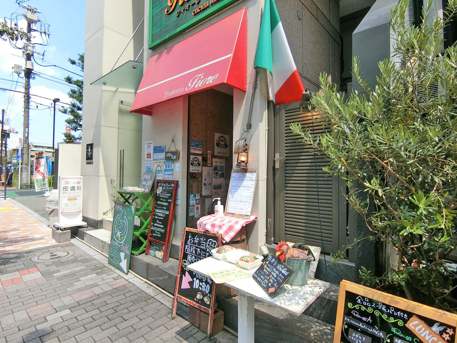 同じ並びのレストラン「フィオーレ」