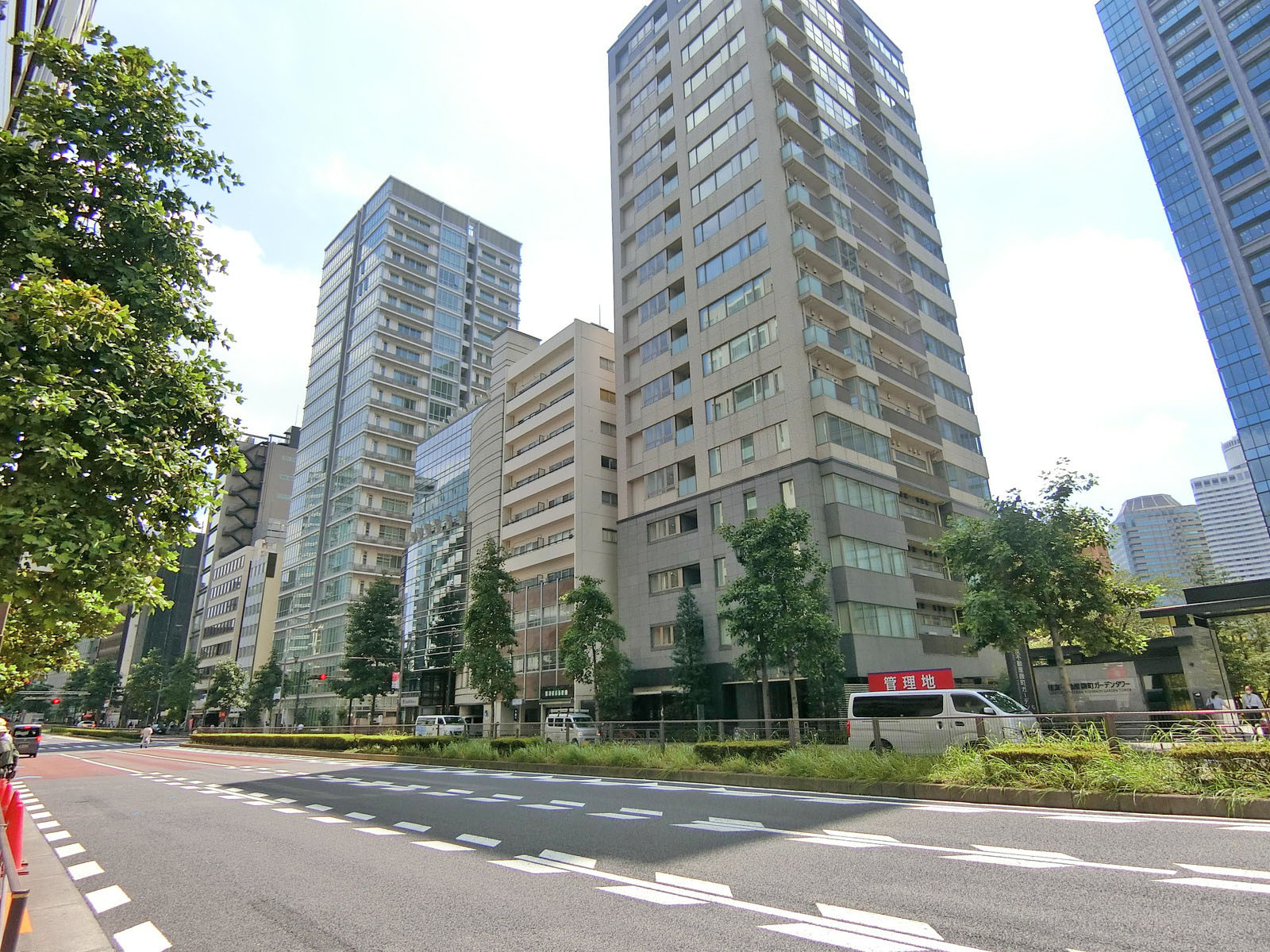 新宿通り沿いに立地