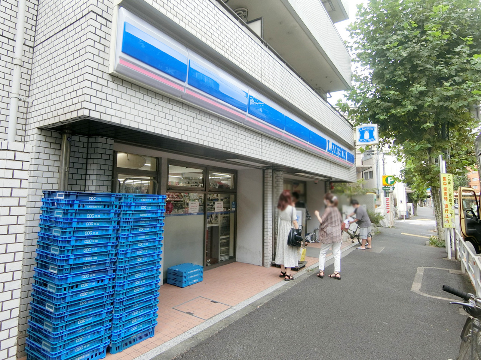 向かいのローソン 代々木一丁目店