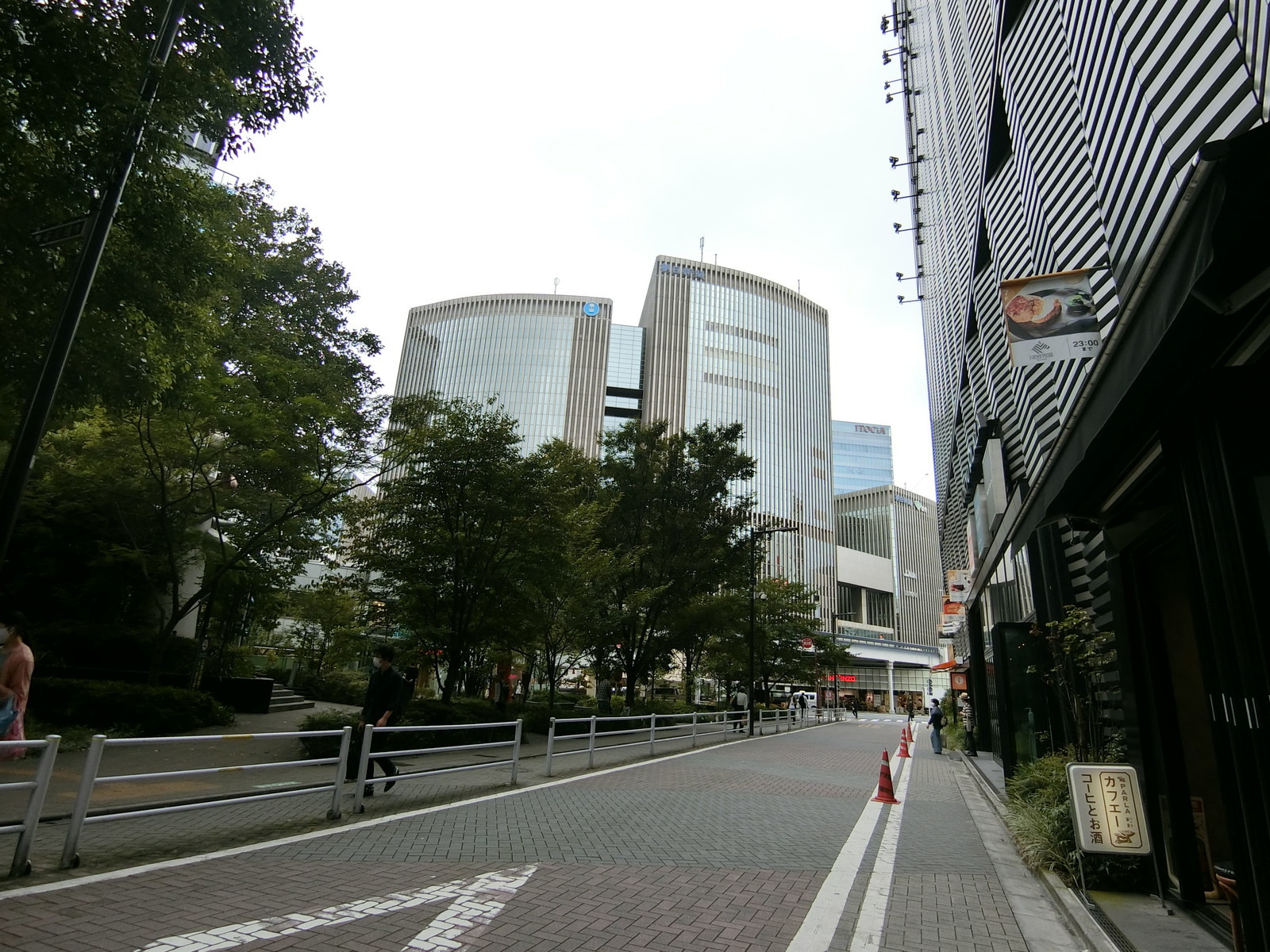 数寄屋橋ビル前面の数寄屋通り