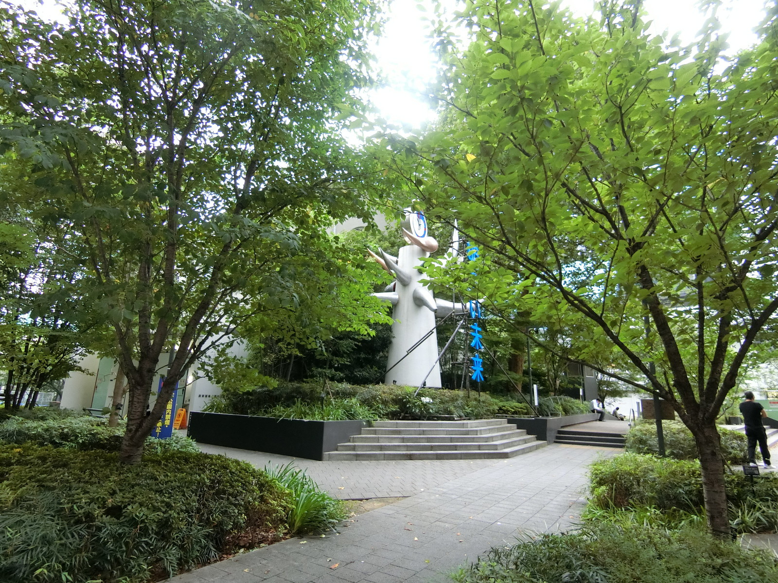 隣の数寄屋橋公園
