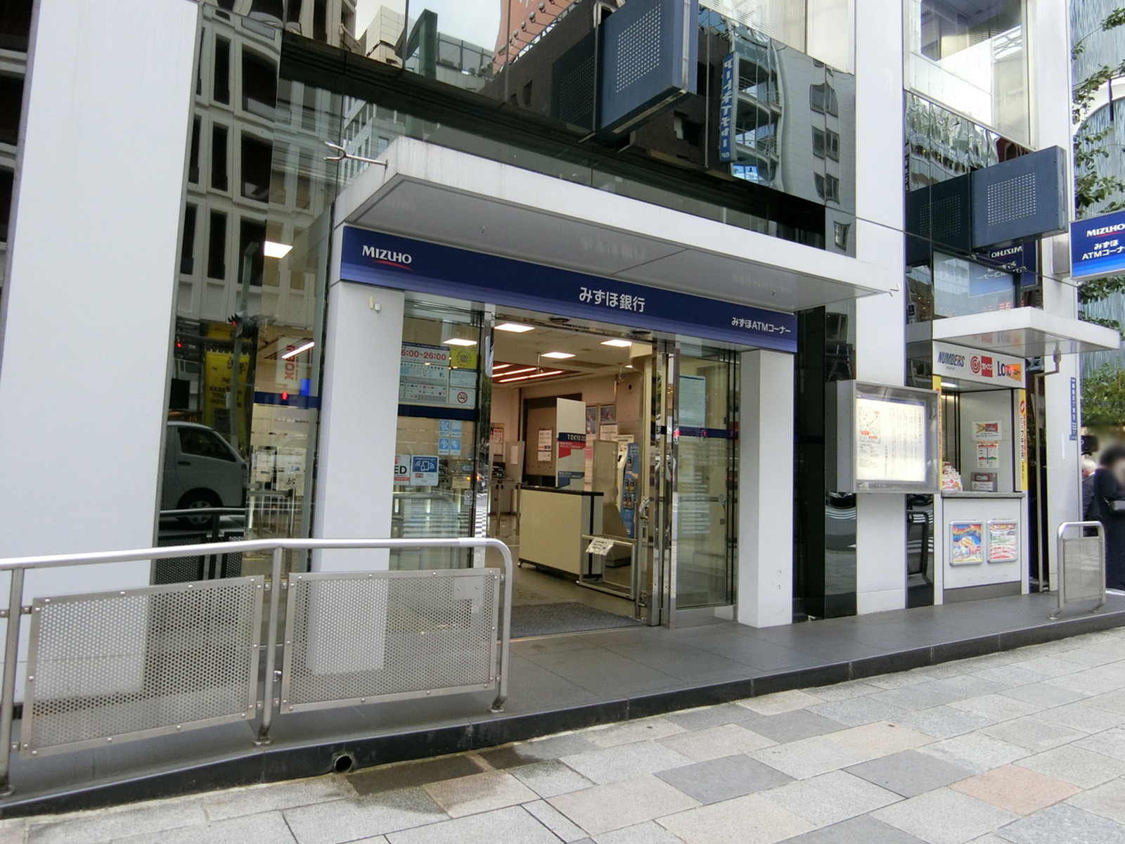 向かいのみずほ銀行　銀座支店
