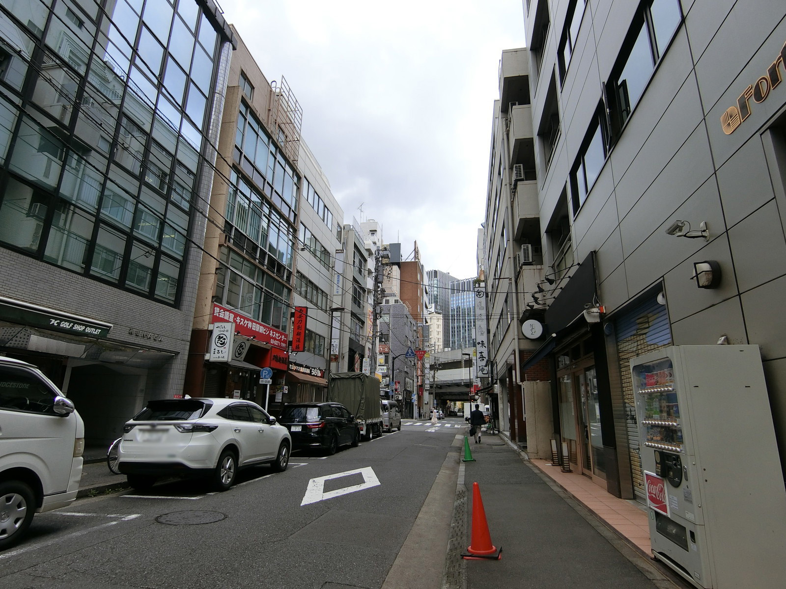 オフィスビル前面の通り
