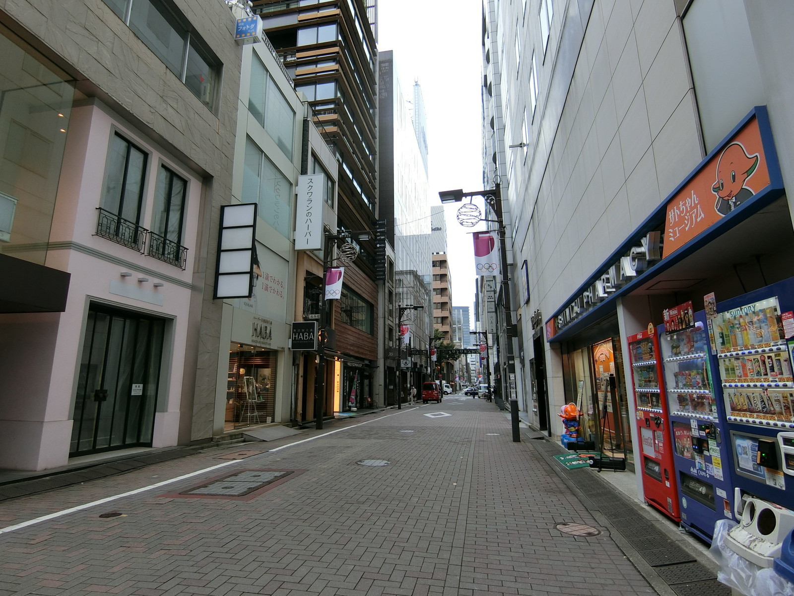 銀五ビル前面の銀座鈴らん通り