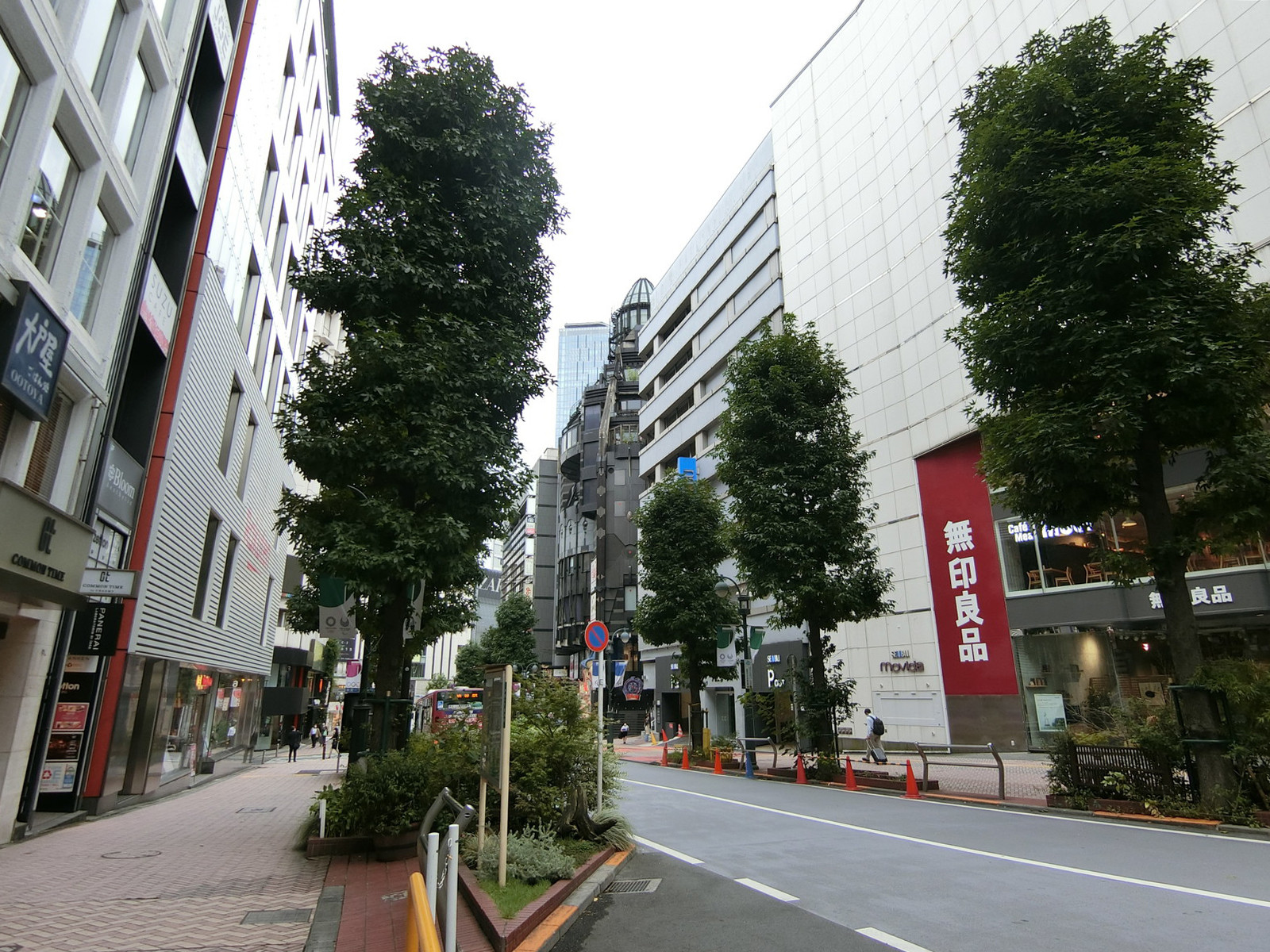 山手マンション前面の通り