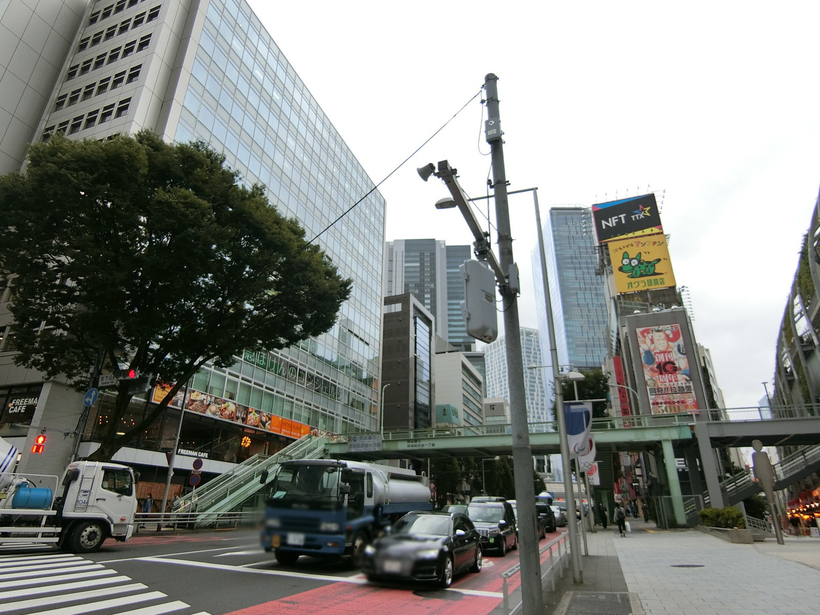 朱ビル前面の明治通り