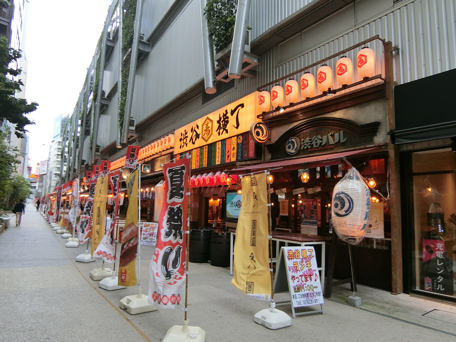 付近には飲食店が複数あり