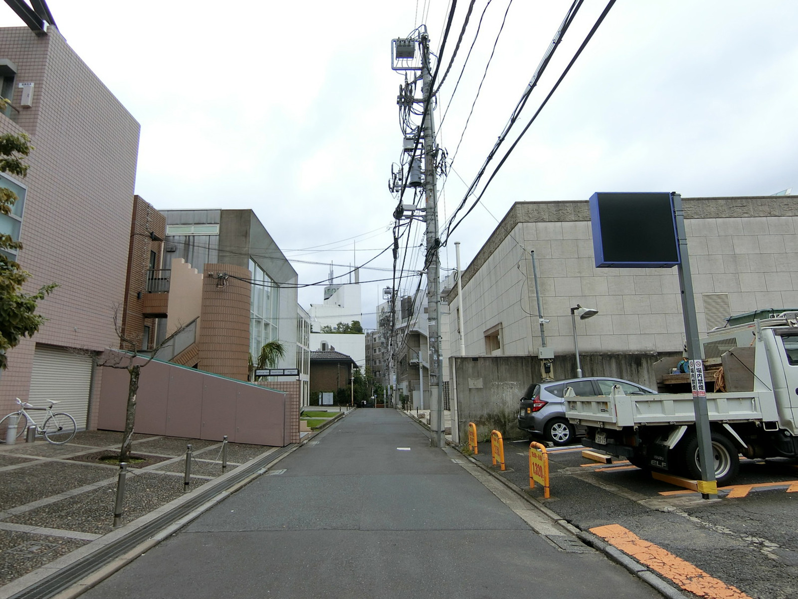 周辺は落ち着いた雰囲気のエリア