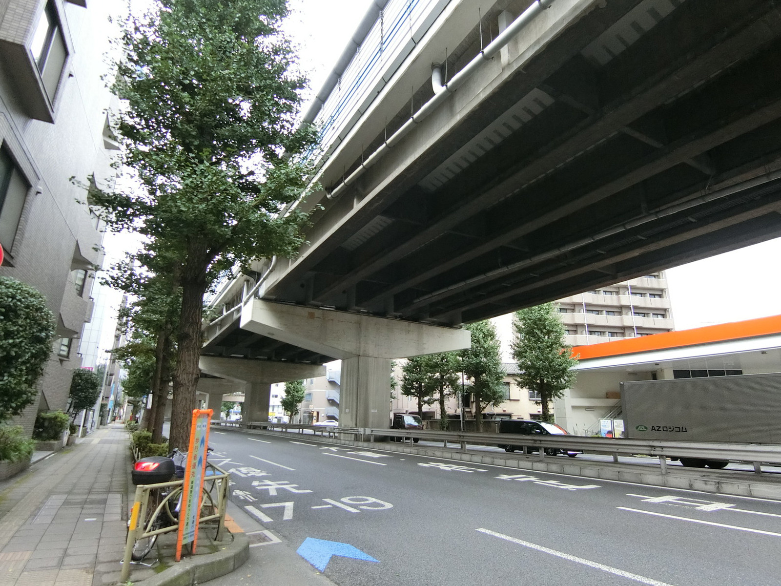 ヨネビル246前面の玉川通り
