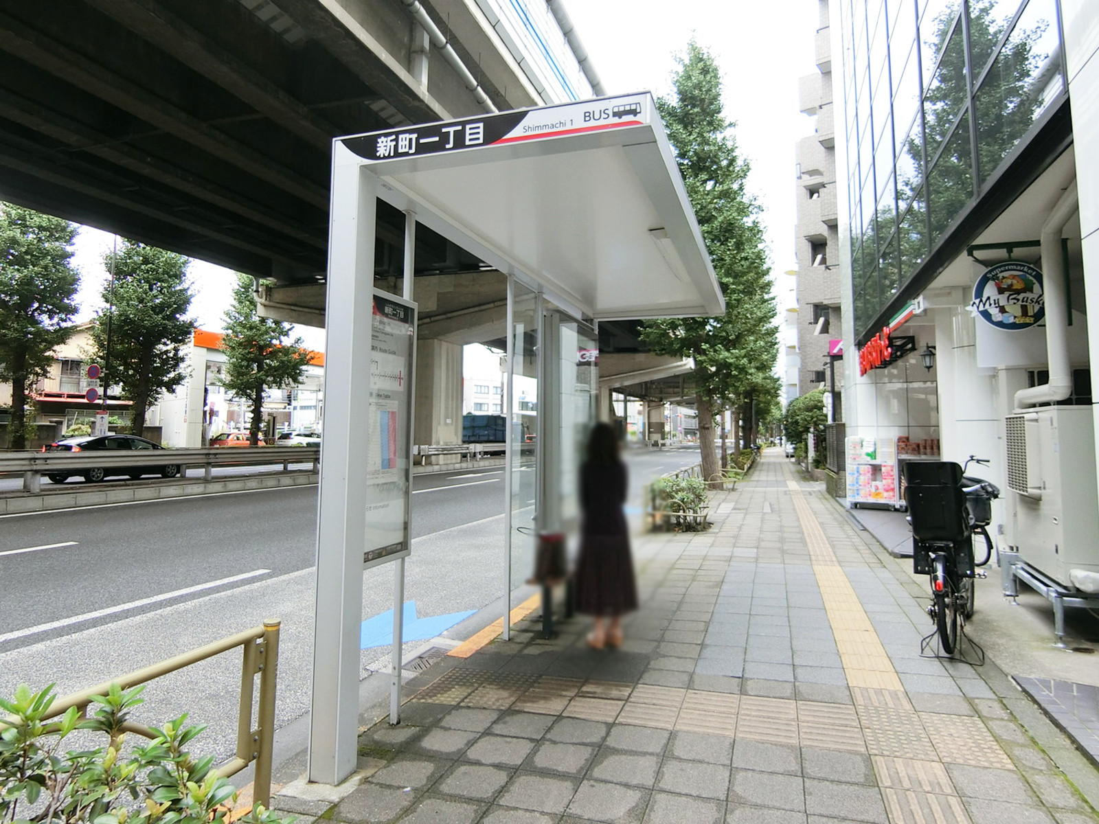 向かいのバス停「新町一丁目」