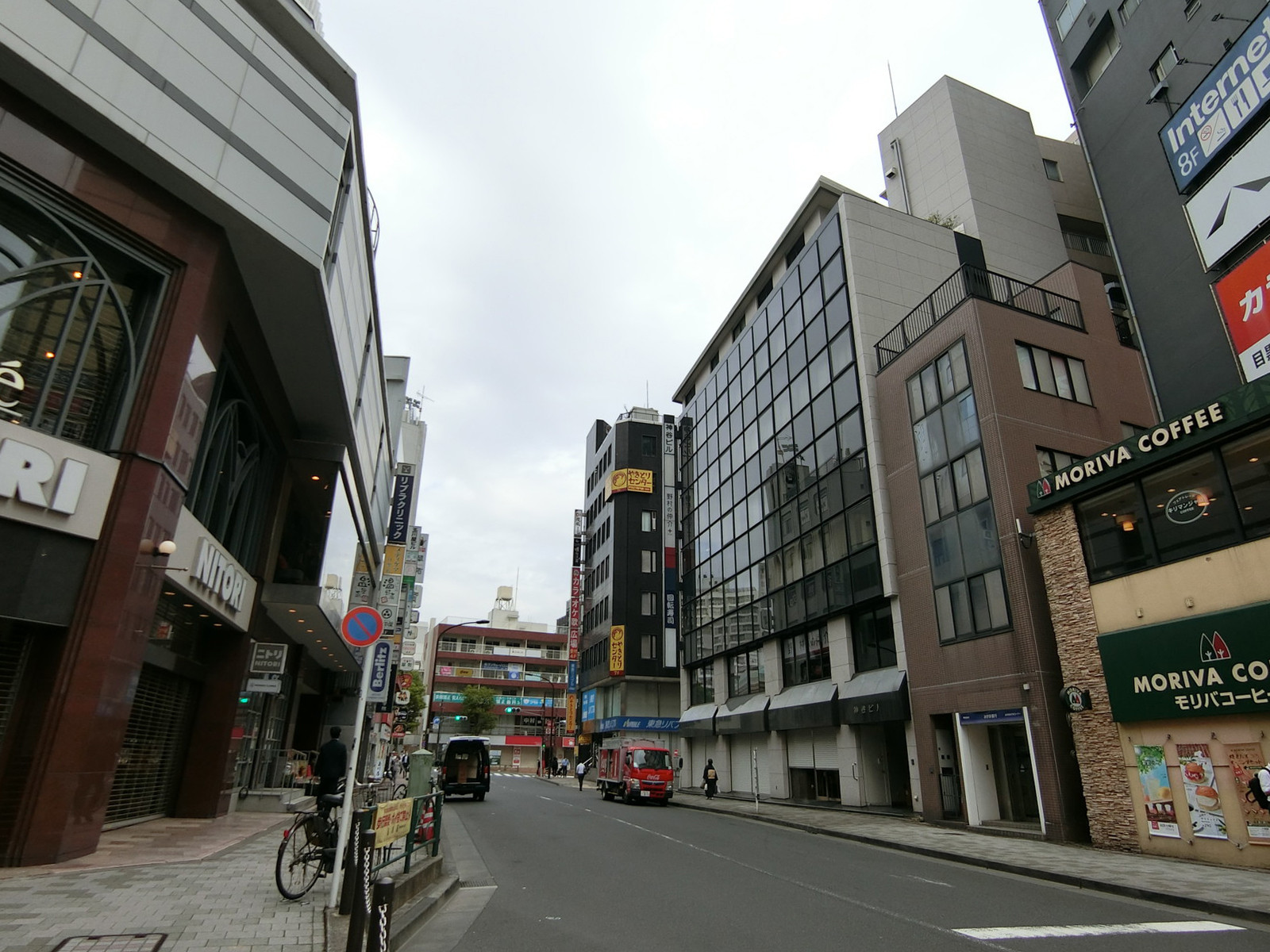 目黒ステーションサイドビル前面の通り