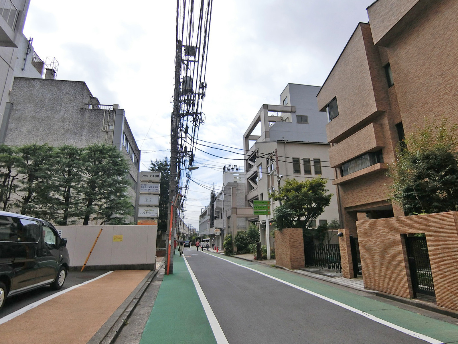 アルコタワーアネックス前面の通り