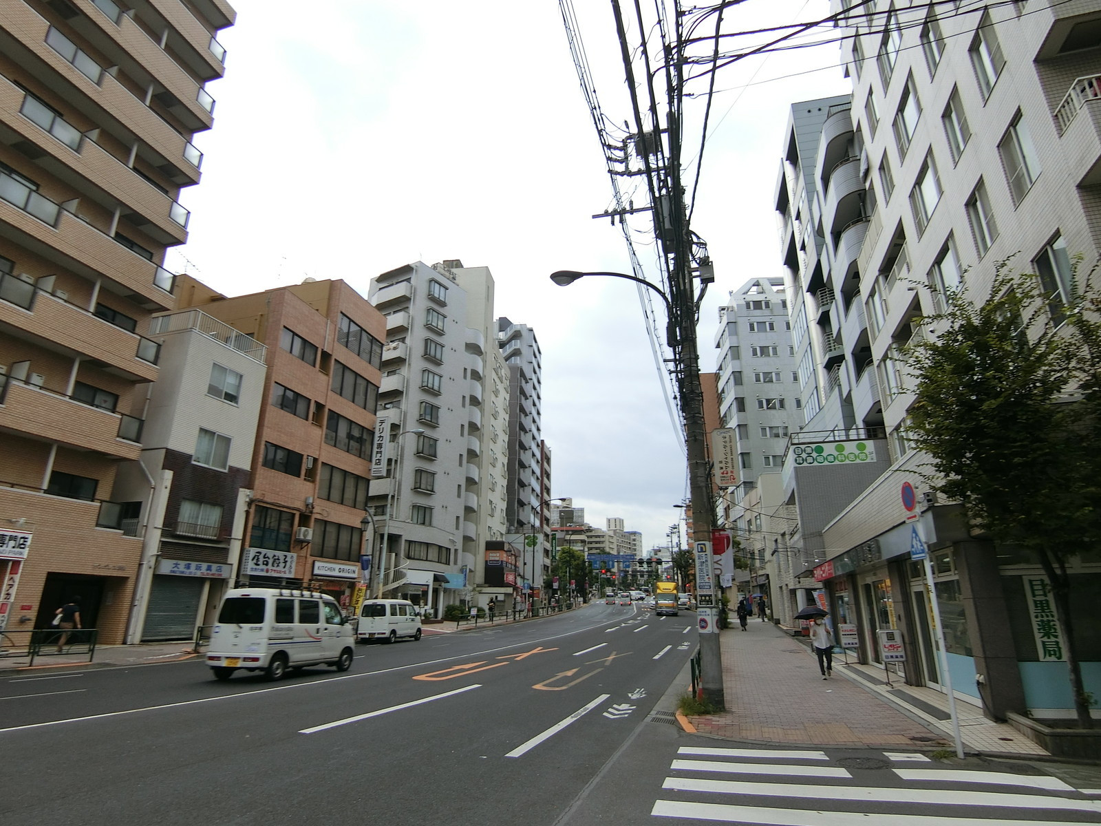 目黒ベガタワー前面の目黒通り