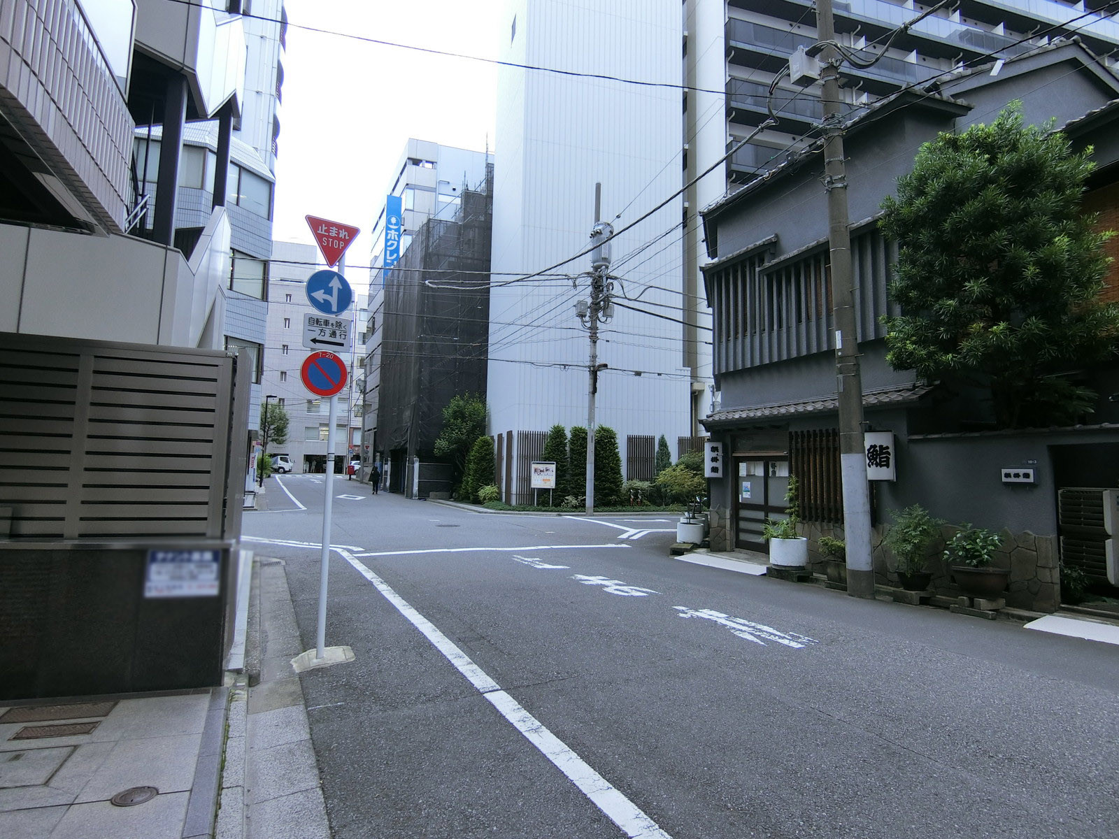 クラウン高橋ビル前面の通り