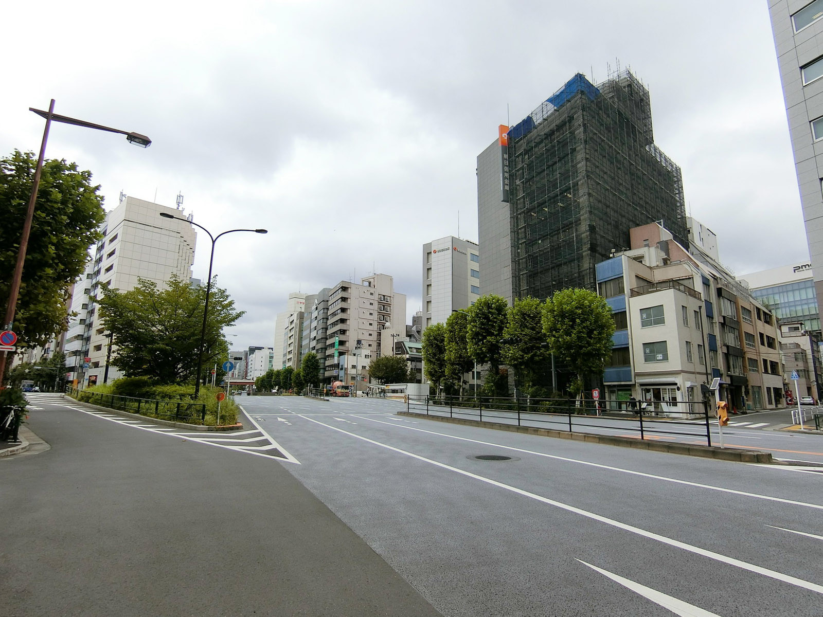 新川ダイユウビル前面の靖国通り