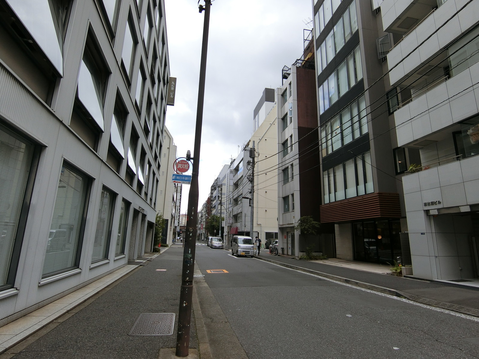 オフィスビル前面の通り