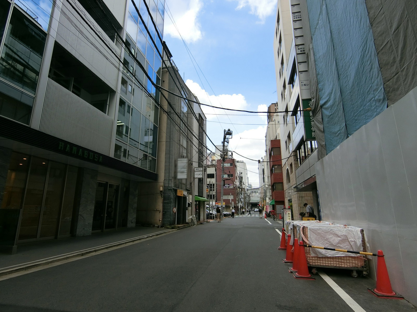 オフィスビル前面の通り